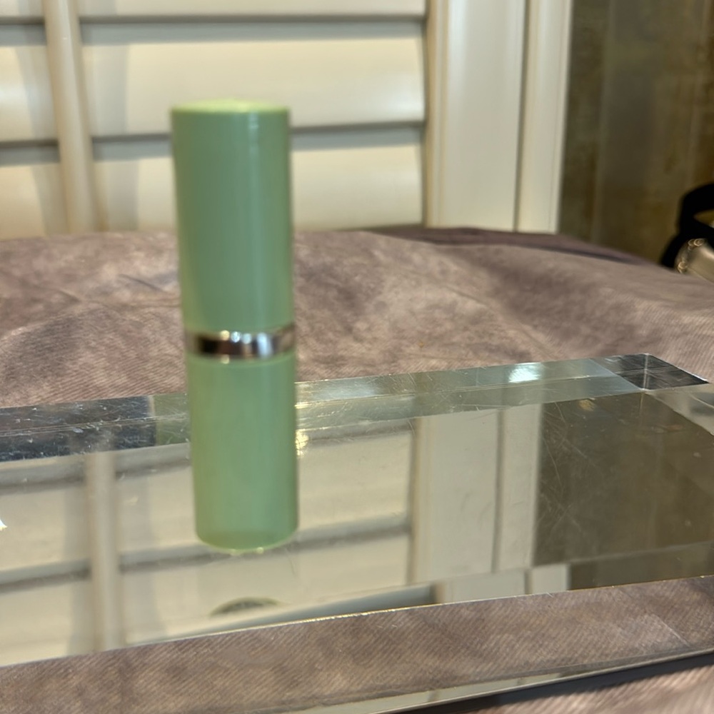 Clinique‎ A Different Grape Lipstick